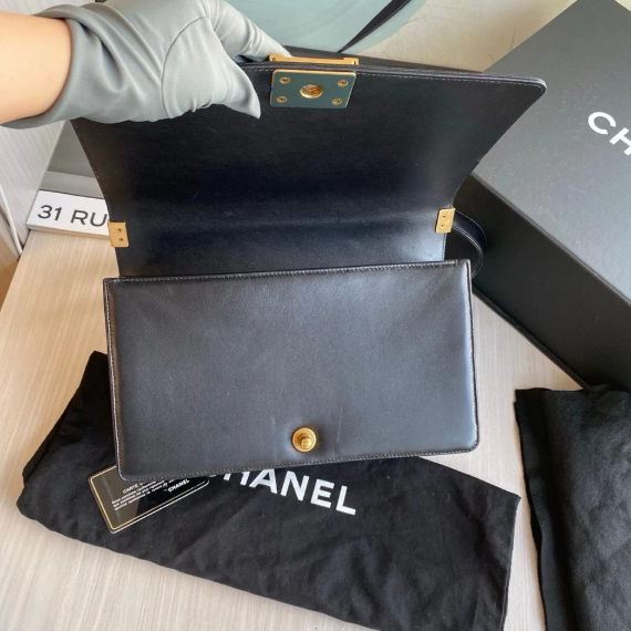 Pre-owned Chanel Boy Large Black Quilted Calfskin Leather Shoulder Bag